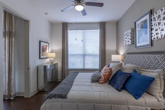 Domain West in Houston, TX - Foto de edificio - Building Photo