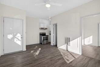 2212 Myrtle Ave, Unit 07 in Long Beach, CA - Building Photo - Building Photo