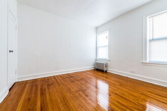 7700 S Kingston Ave Chicago, IL 60649 in Chicago, IL - Foto de edificio - Building Photo