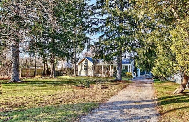 18 Orchard Ave in Barrington, RI - Building Photo - Building Photo