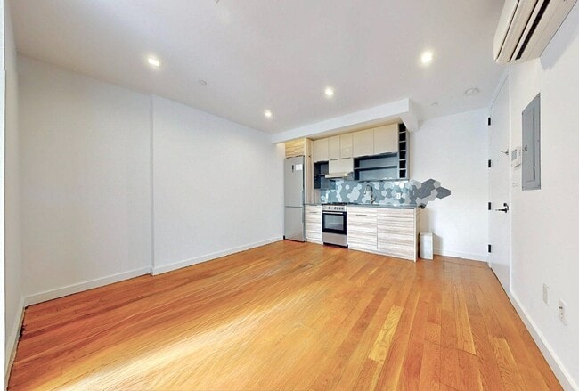 Myrtle Avenue in Brooklyn, NY - Foto de edificio - Building Photo