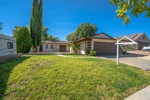 19726 Merryhill St in Santa Clarita, CA - Building Photo
