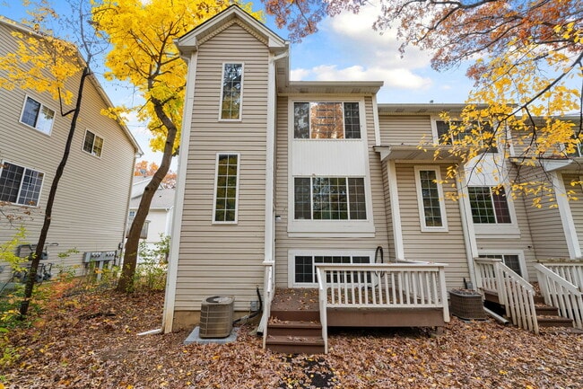 321 W Whispering Oaks Ln in Round Lake, IL - Building Photo - Building Photo