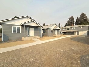 1214 N Baker Ave in East Wenatchee, WA - Building Photo - Building Photo