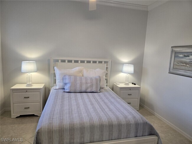 5095 Yacht Harbor Dr in Naples, FL - Building Photo - Building Photo