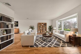 16 Middle Ln in Jericho, NY - Building Photo - Building Photo