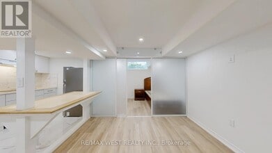 197 Vantage Lp in Newmarket, ON - Building Photo - Building Photo