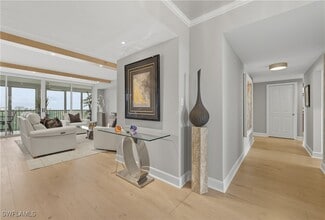 7515 Pelican Bay Blvd in Naples, FL - Foto de edificio - Building Photo