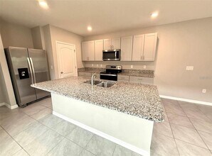 324 Charles Dr in DeLand, FL - Building Photo - Building Photo