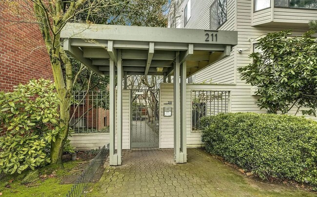 211 Summit Ave E, Unit 302 in Seattle, WA - Foto de edificio - Building Photo