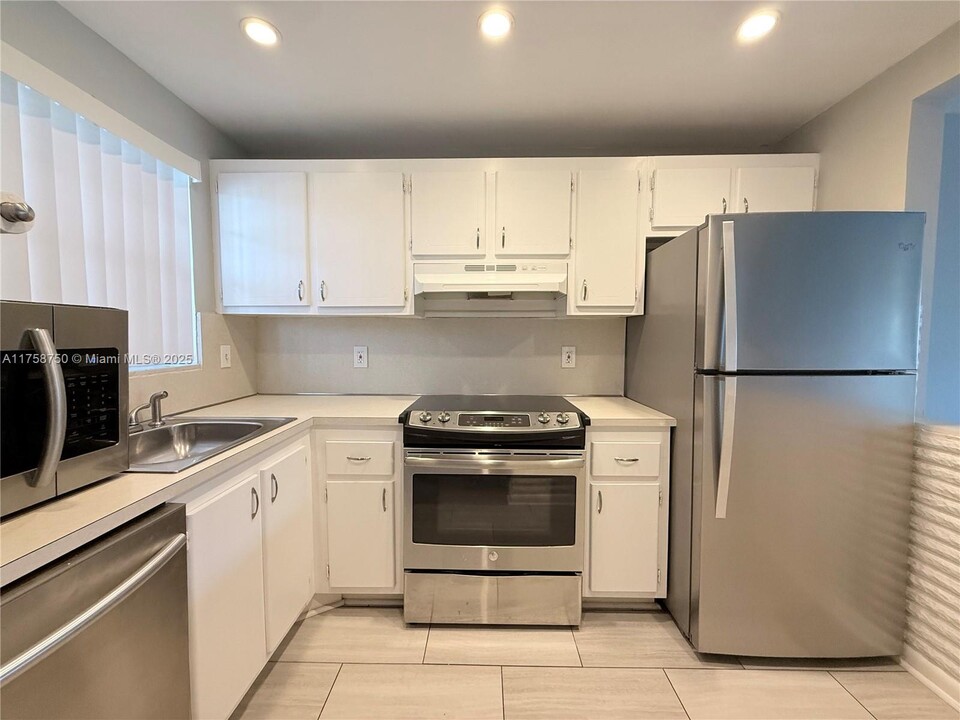 1638 Embassy Dr in West Palm Beach, FL - Building Photo