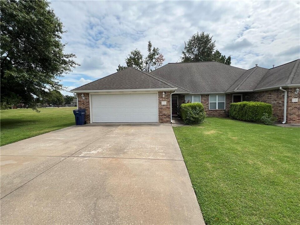 211 Ravenwood Blvd in Siloam Springs, AR - Building Photo