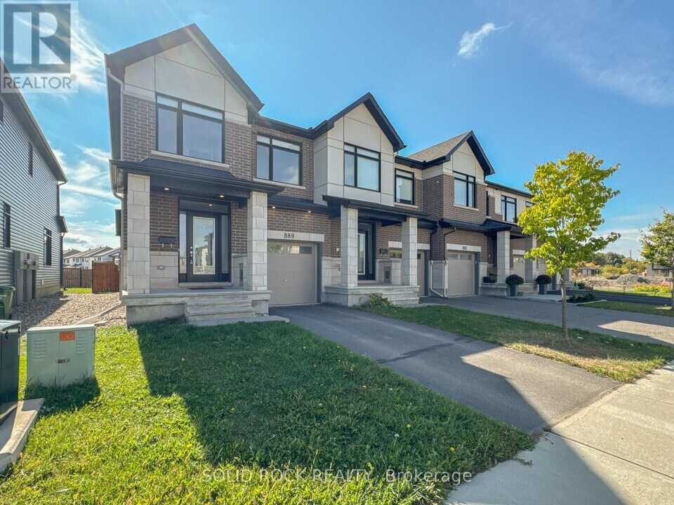 889 Solarium Ave in Ottawa, ON - Building Photo