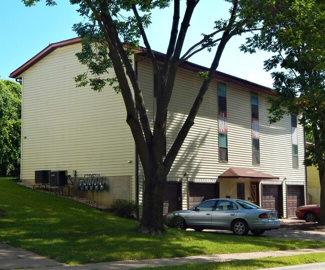 3920 W 13th St in Davenport, IA - Foto de edificio - Building Photo