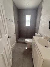 2424 NW 44th St in Miami, FL - Building Photo - Building Photo