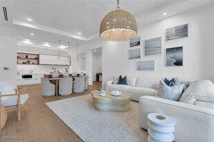 201 8th St S in Naples, FL - Building Photo