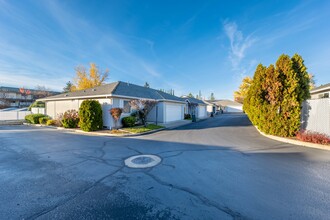 Pine Hurst Village Estates in Medford, OR - Building Photo - Building Photo