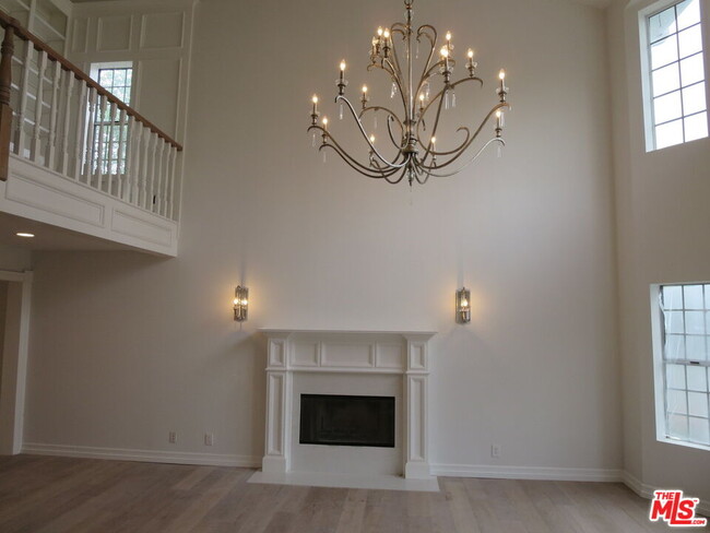 18232 Rosita St in Los Angeles, CA - Building Photo - Building Photo