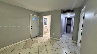 6195 W 18th Ave, Unit G324 in Hialeah, FL - Foto de edificio - Building Photo