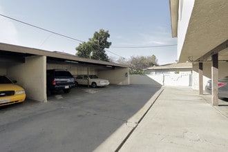 8560 Artesia in Bellflower, CA - Foto de edificio - Building Photo