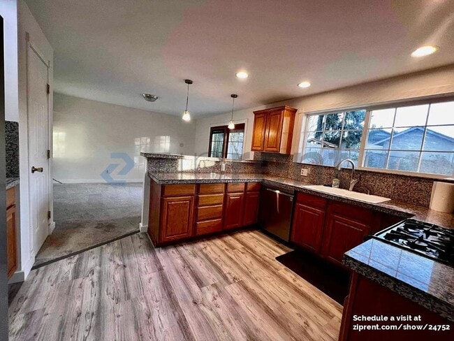 16719 NE 20th St in Bellevue, WA - Foto de edificio - Building Photo