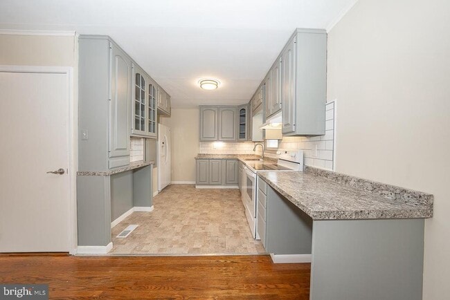 437 Meadowcroft Rd in Wayne, PA - Building Photo - Building Photo