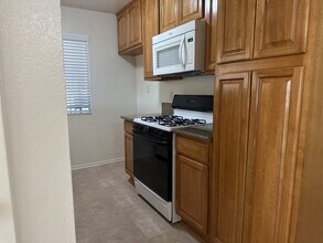 7010 John Dr, Unit B in Riverside, CA - Building Photo - Building Photo