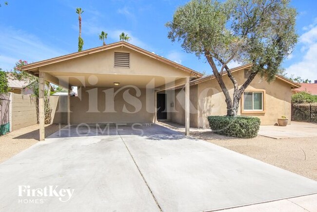 2722 E Cactus Rd in Phoenix, AZ - Foto de edificio - Building Photo