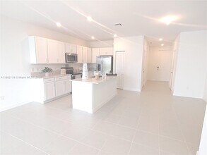 390 SE Crossoak Ln in Port St. Lucie, FL - Building Photo - Building Photo