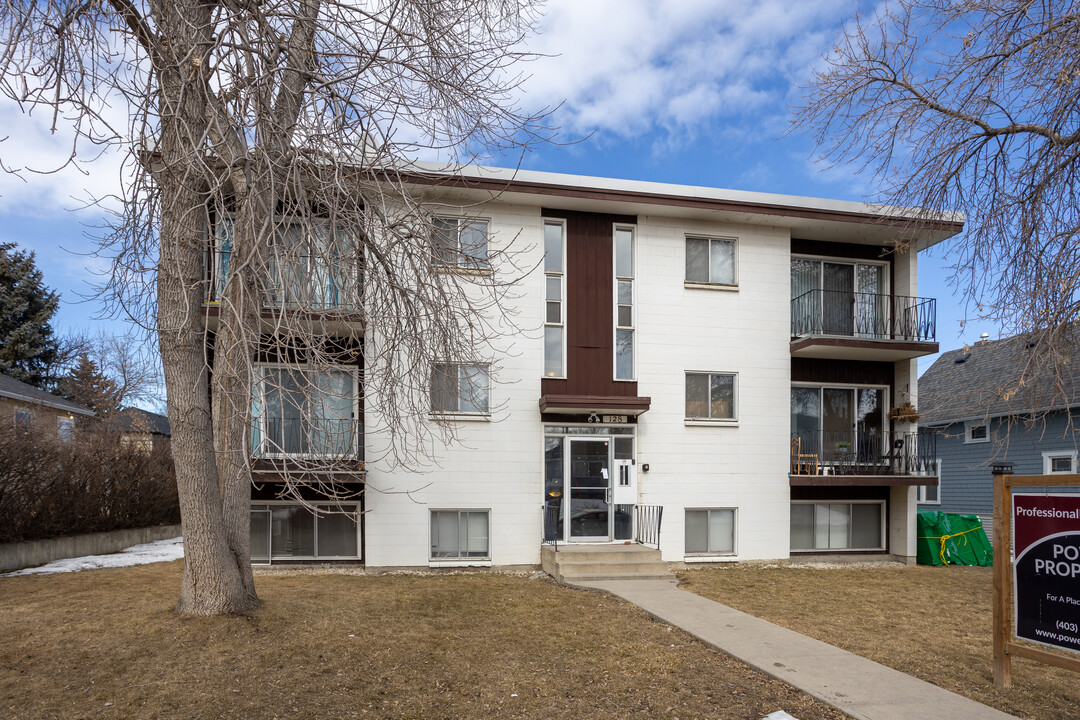 128 26 Av NW in Calgary, AB - Building Photo