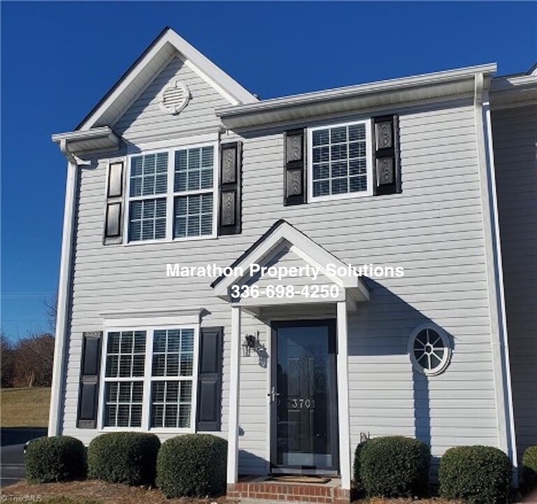 3701 Spanish Peak Dr in High Point, NC - Foto de edificio