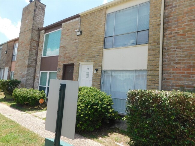 9200 W Bellfort Ave in Houston, TX - Building Photo - Building Photo