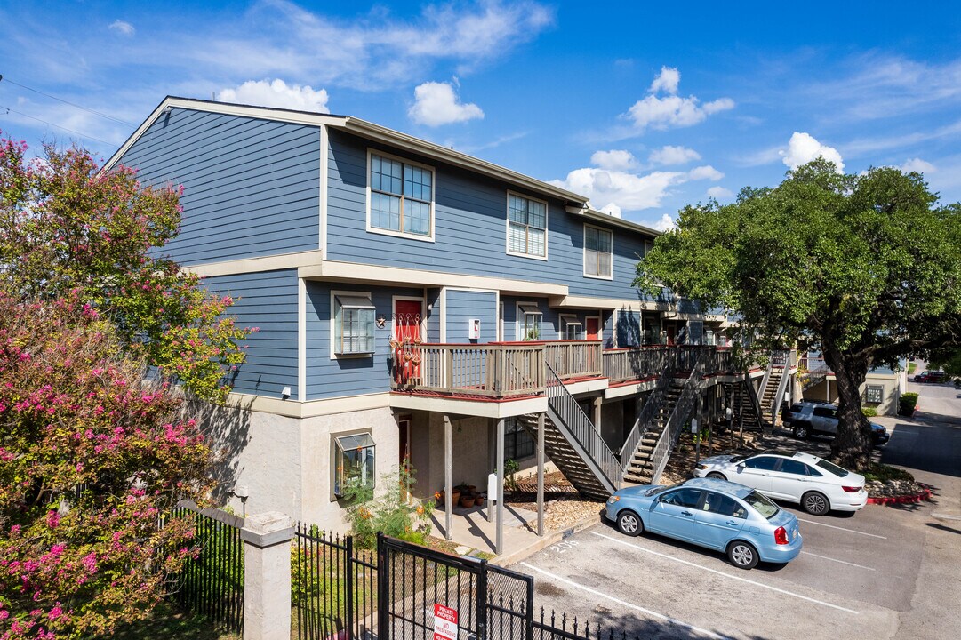 Travis Oaks Condominiums in Austin, TX - Building Photo