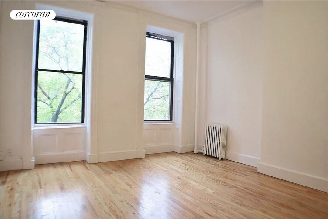 331 E 89th St in New York, NY - Building Photo
