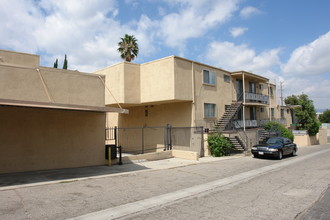 Encino Stardust Apartments in Encino, CA - Building Photo - Building Photo