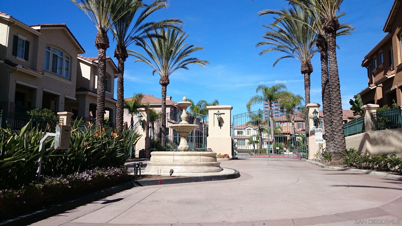 918 Camino De La Reina in San Diego, CA - Building Photo