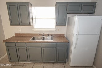 216 S Schutz Dr in El Paso, TX - Building Photo - Building Photo