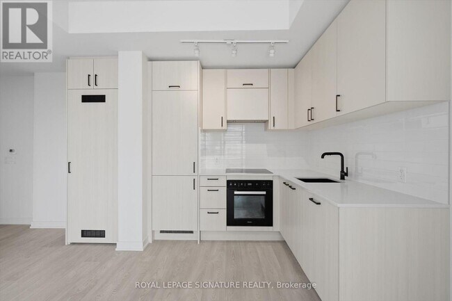 1 Quarrington Lane in North York, ON - Building Photo - Building Photo