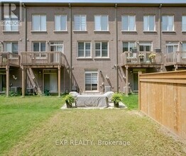 177 Sabina Dr in Oakville, ON - Building Photo - Building Photo