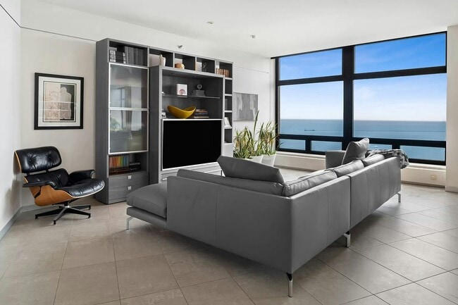 680 N Lake Shore Dr in Chicago, IL - Building Photo - Building Photo