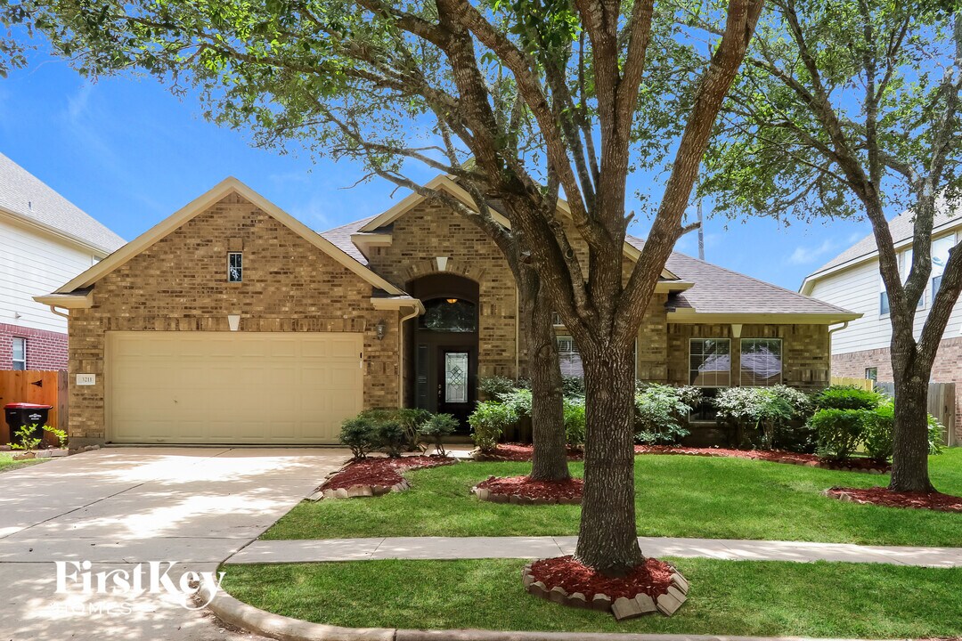 3211 Oak Park Ln in Missouri City, TX - Building Photo