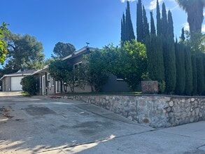 2449 Florencita Dr W in Montrose, CA - Building Photo - Building Photo