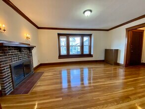 9 Jonathan St, Unit 1 in Belmont, MA - Foto de edificio - Building Photo