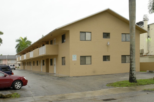 1555 W 42nd Pl in Hialeah, FL - Foto de edificio - Building Photo