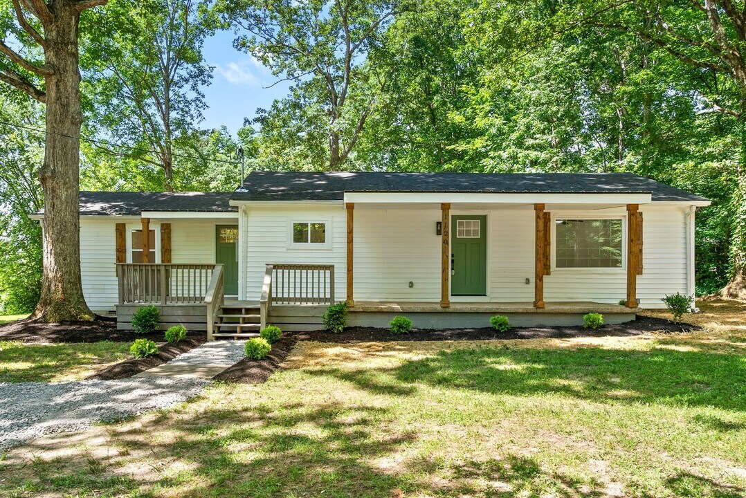 1120 Kingston Springs Rd in Kingston Springs, TN - Building Photo