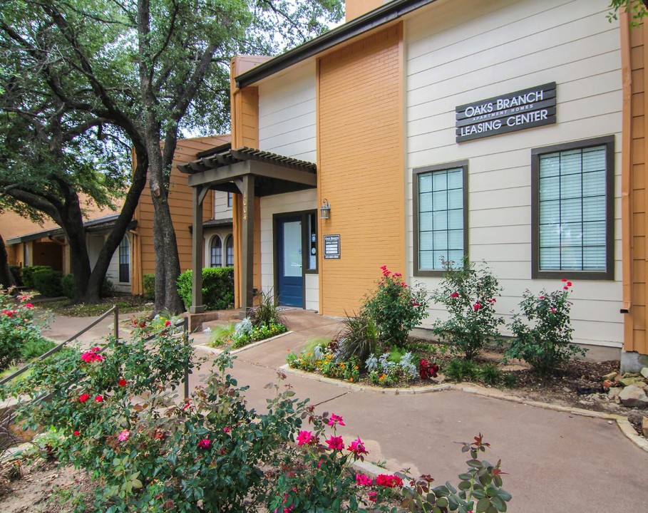 Oaks Branch Apartments in Garland, TX - Foto de edificio