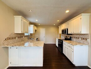 1135 W Johnathan Way in Mustang, OK - Building Photo - Building Photo