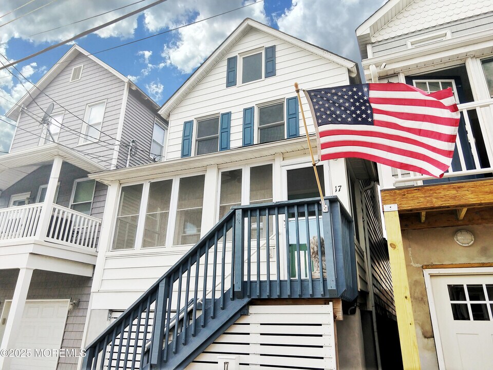 17 Church St in Sea Bright, NJ - Building Photo