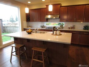 15828 25th Ave NE in Shoreline, WA - Foto de edificio - Building Photo