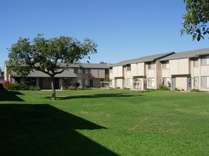 Santa Paula Townhouse in Santa Paula, CA - Building Photo - Building Photo